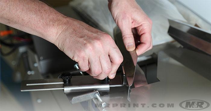 Tool-free adjustable stainless-steel guides speed setup and size changes.
