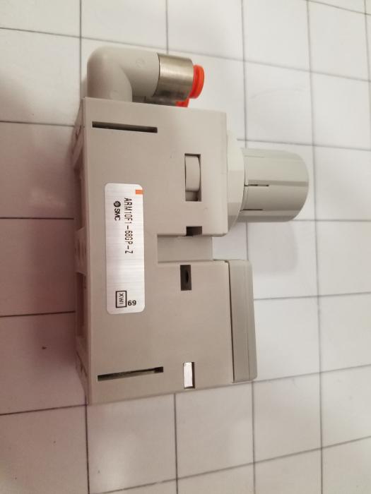 Pressure Regulator, 1.0 MPa Max. Pressure, 5/32" OD Port In, Panel Mounting, 5/32" OD Port Out, With Gauge