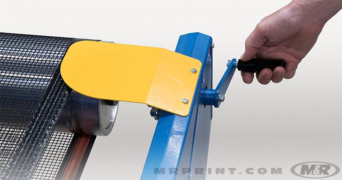 As a safety standby the Radicure D includes a manual belt crank allowing operators to rotate the belt manually to remove shirts in-case of power outages.