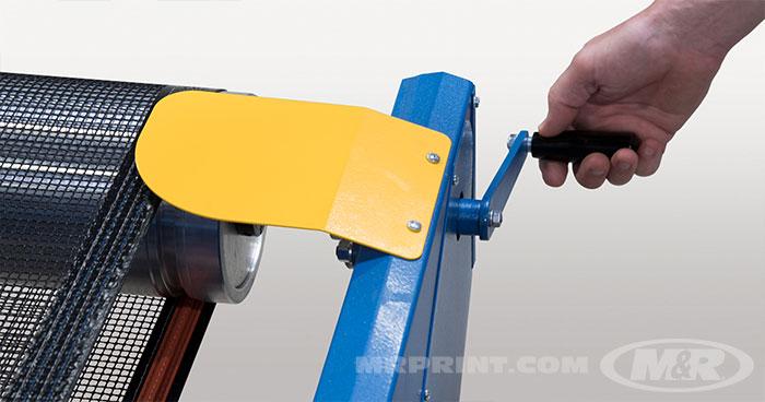 As a safety standby, the SPRINT 3000 D includes a manual belt crank, allowing operators to rotate the belts manually to remove shirts in case of power outages.